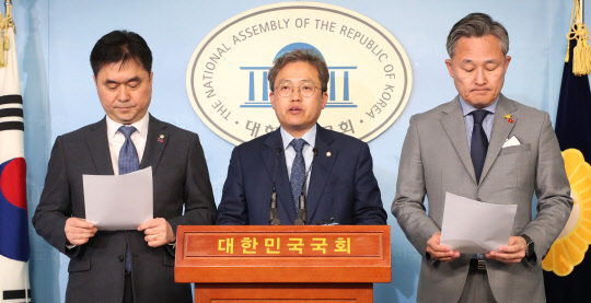 국회 법사위 소속 민주당 의원들이 6일 국회 정론관에서 사법 농단 법관 추가기소와 관련한 기자회견을 열고 발언하고 있다. 왼쪽부터 김종민 의원, 송기헌 간사, 표창원 의원.    연합뉴스